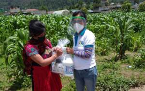 PAMI favorece a adolescentes y jóvenes quetzaltecos con la entrega de kits de higiene y protección