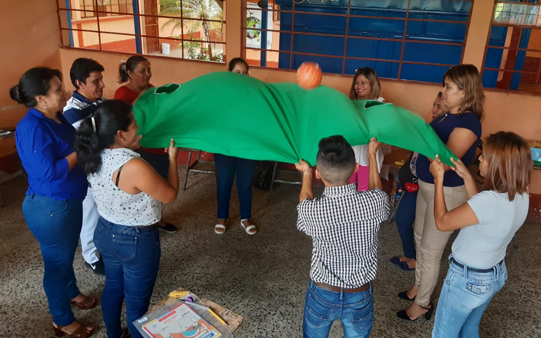 En Cuyotenango, Suchitepéquez, maestras del Círculo de Aprendizaje imparten a sus pares el taller «Dimensiones de la Sexualidad»