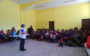 Lee más sobre el artículo Madres de Santa Cruz La Laguna, Sololá, participan en réplica de tema de estimulación oportuna para niñas y niños de primera infancia