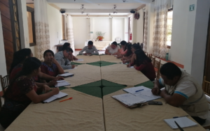 Miembros de la organización juvenil Molaj Naoj participan en reunión con autoridades locales, en San Marcos La Laguna, Sololá