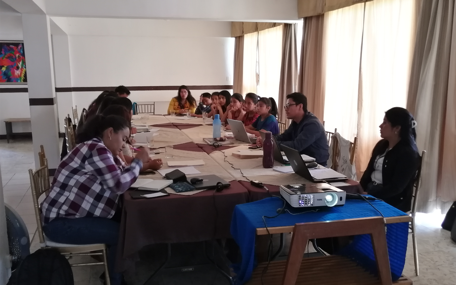 Miembros de la organización juvenil Molaj Naoj, participan en reunión con autoridades locales, en Santa Catarina Palopó, Sololá