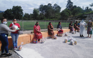 PAMI entrega bolsas de alimentos a madres guías y comunitarias de San Andrés Semetabaj, Sololá
