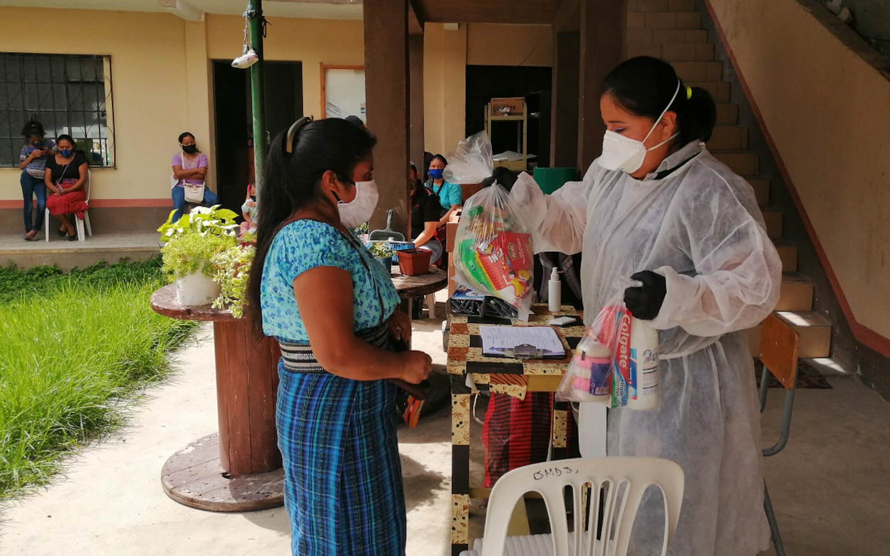 Lee más sobre el artículo PAMI entrega insumos alimenticios y kits de limpieza a madres de Panajachel, Sololá