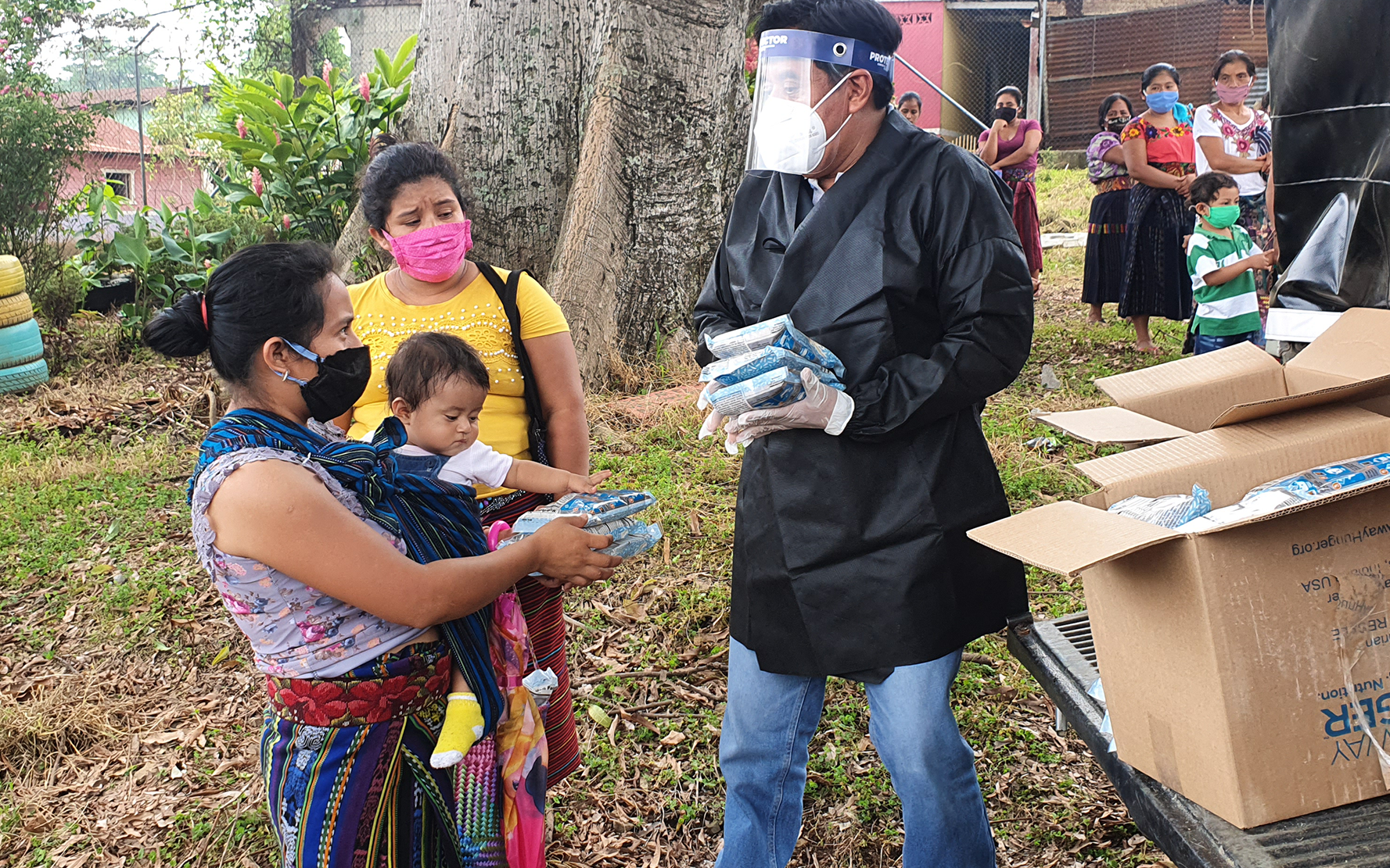 PAMI entrega bolsas de arroz fortificado a familias de aldeas de Santa Catarina Ixtahuacán, Sololá