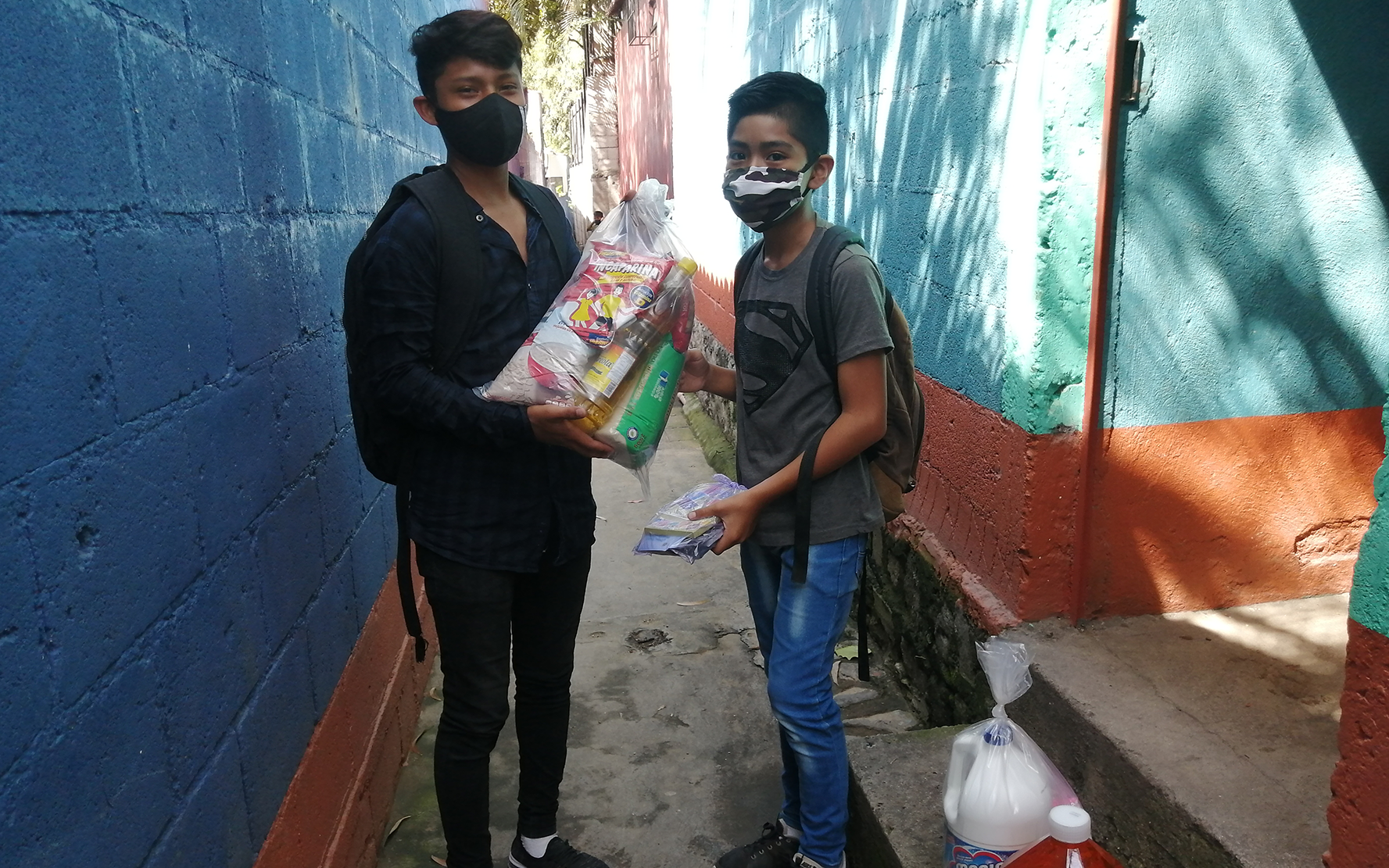 PAMI entrega bolsas de alimentos y kits de higiene a integrantes de la organización de adolescentes y jóvenes Molaj Naoj