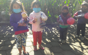 En el Día del Niño, adolescentes y jóvenes de Molaj Na’oj realizan entrega de regalos a la niñez de Concepción, Sololá