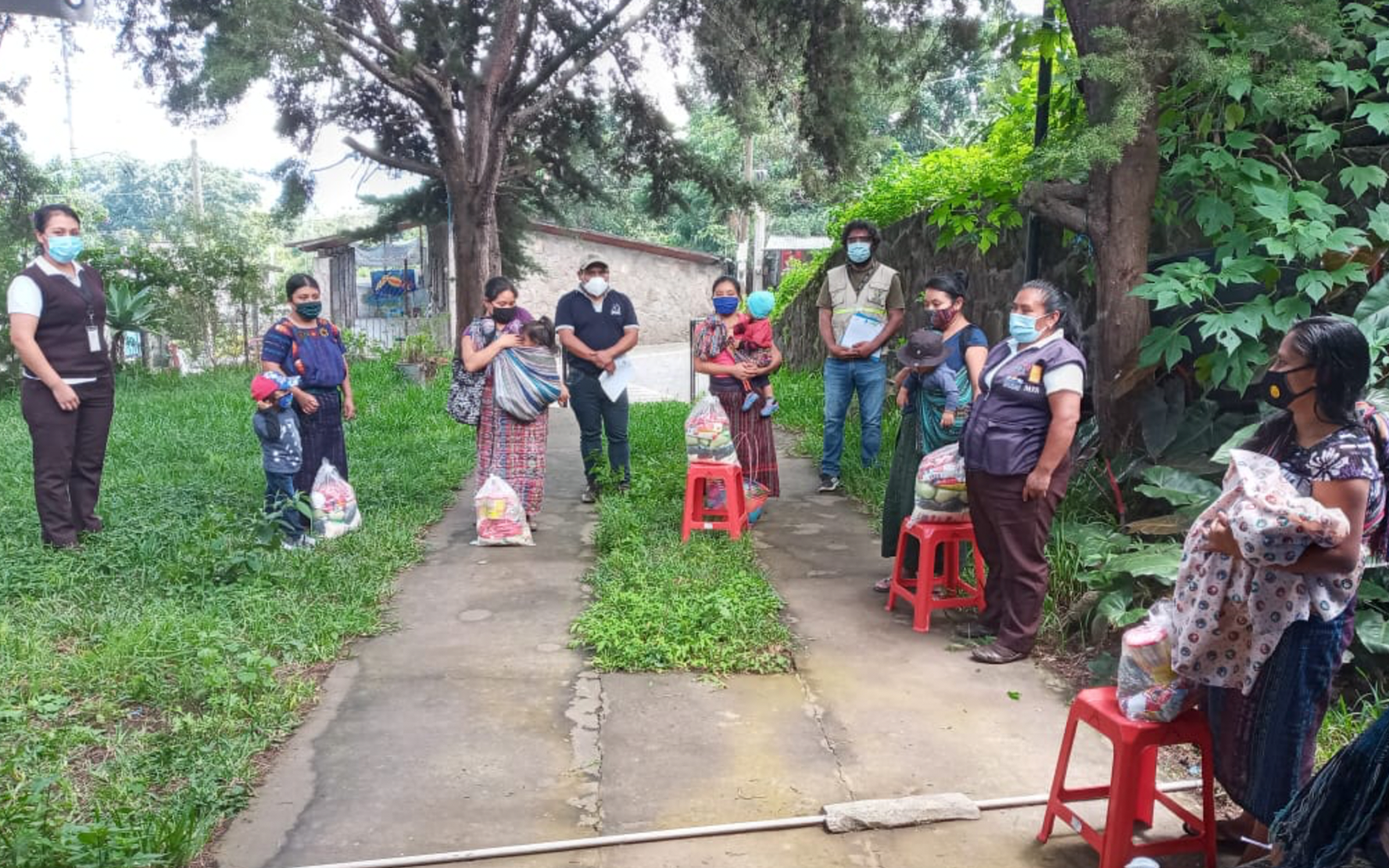 Lee más sobre el artículo En San Lucas Tolimán y Santiago Atitlán, Sololá, PAMI realiza tercera entrega de kits nutricionales