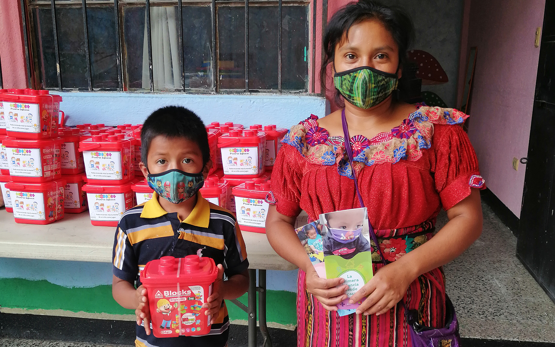 PAMI coordina con SOSEA la entrega de kits lúdicos a niñez de primera infancia, en Panajachel, Sololá