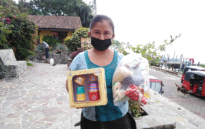 Lee más sobre el artículo PAMI entrega bolsas de víveres y kits lúdicos a familias de Santa Cruz La Laguna