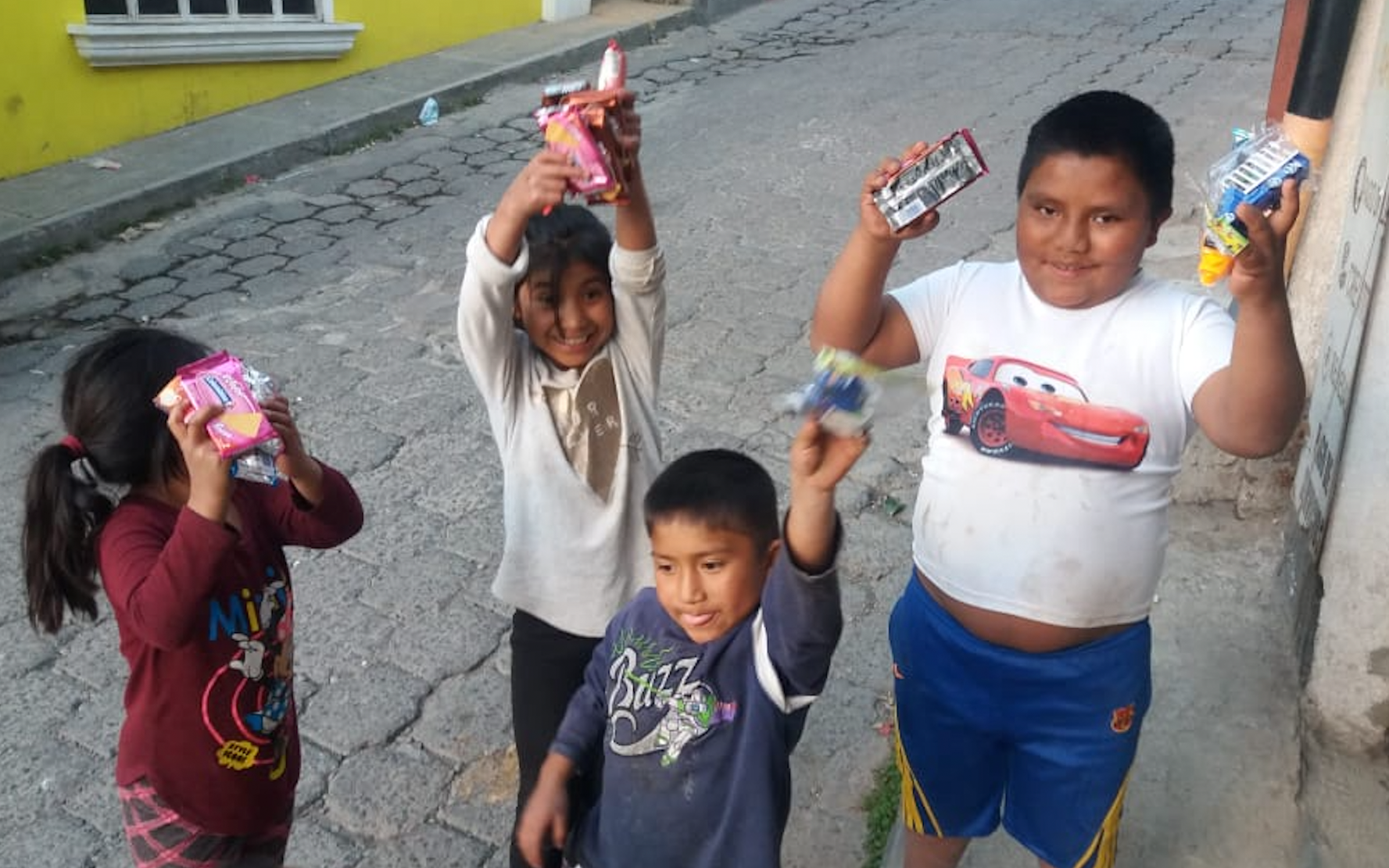 En este momento estás viendo Niños y adolescentes de la Red Niv Nauc, entregan regalos a niñez de escasos recursos en Nahualá, Sololá