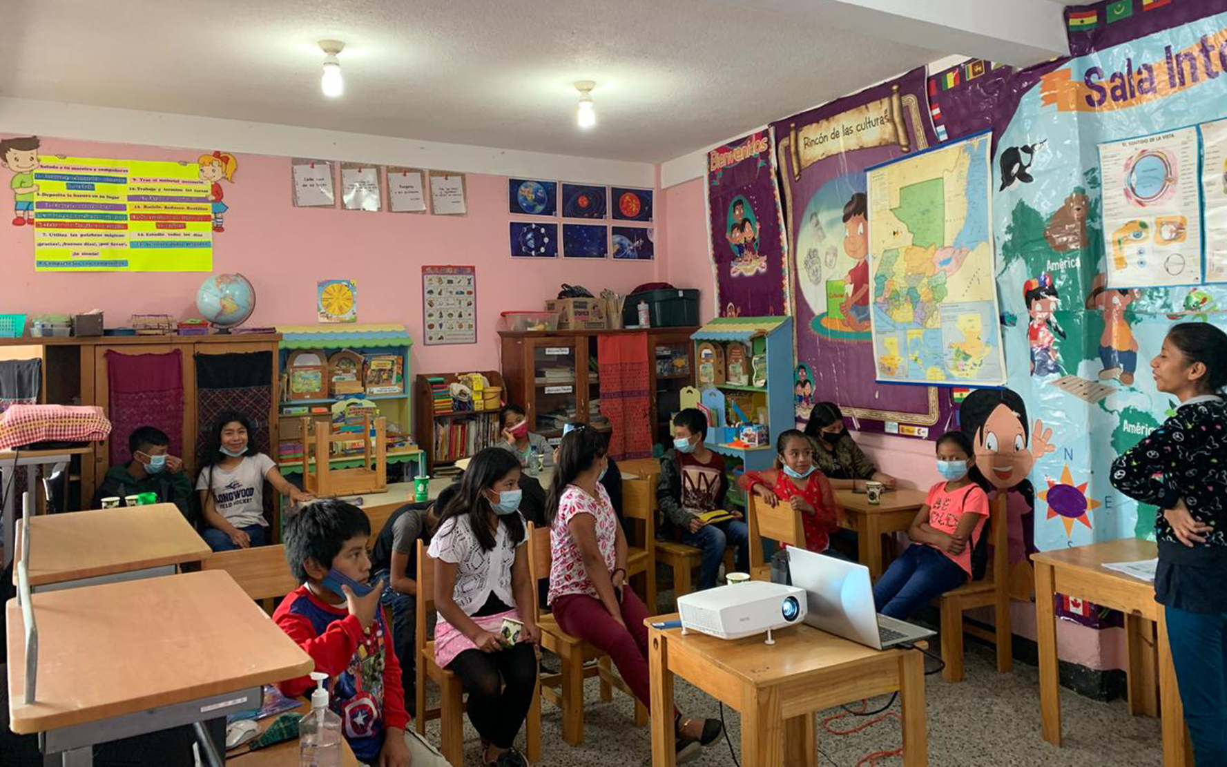 Niñas y niños de primaria participan en taller sobre la Convención sobre los Derechos del Niño, en Panajachel, Sololá