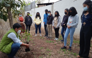 Adolescentes y jóvenes del Movimiento Juvenil de San Martín Jilotepeque, participan en taller sobre siembra de árboles para reforestar el municipio