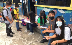 Lee más sobre el artículo En Samayac, Suchitepéquez, niñas y niños de centros educativos proporcionan información sobre el retorno a clases 2022