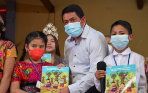 Lee más sobre el artículo PAMI hace entrega de la Política Municipal a favor de los Derechos de la Niñez y Adolescencia, en Santo Tomás Chichicastenango, Quiché