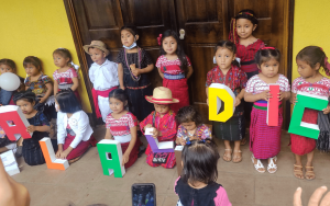 Lee más sobre el artículo Niñas y niños de primera infancia promueven sala lúdica «Nabe’eyna’ojib’al» en San Andrés Semetabaj, Sololá