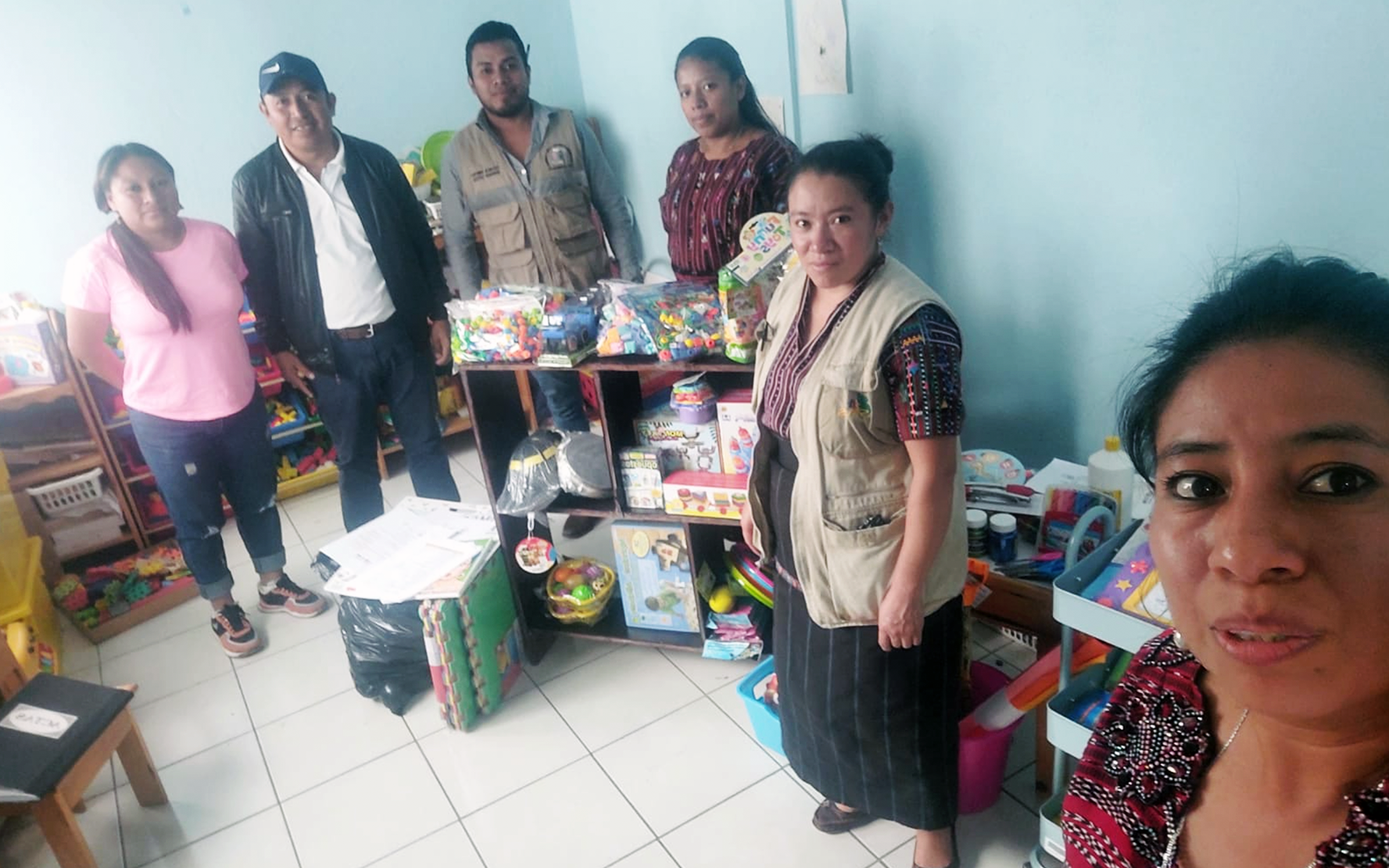 PAMI realiza entrega de material a la sala lúdica de Santa Catarina Palopó, Sololá