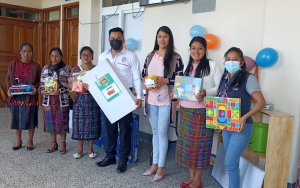 Lee más sobre el artículo PAMI realiza entrega de material a dos salas lúdicas del municipio de Andrés Semetabaj, Sololá
