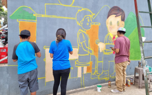 Niñas, niños y adolescentes de San Francisco Zapotitlán, Suchitepéquez, elaboran mural artístico sobre el programa de seguro médico escolar