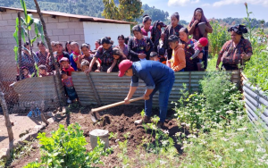 Lee más sobre el artículo PAMI acompaña entrega de semillas de hortalizas a familias de la aldea Patzuzún, de Concepción, Sololá