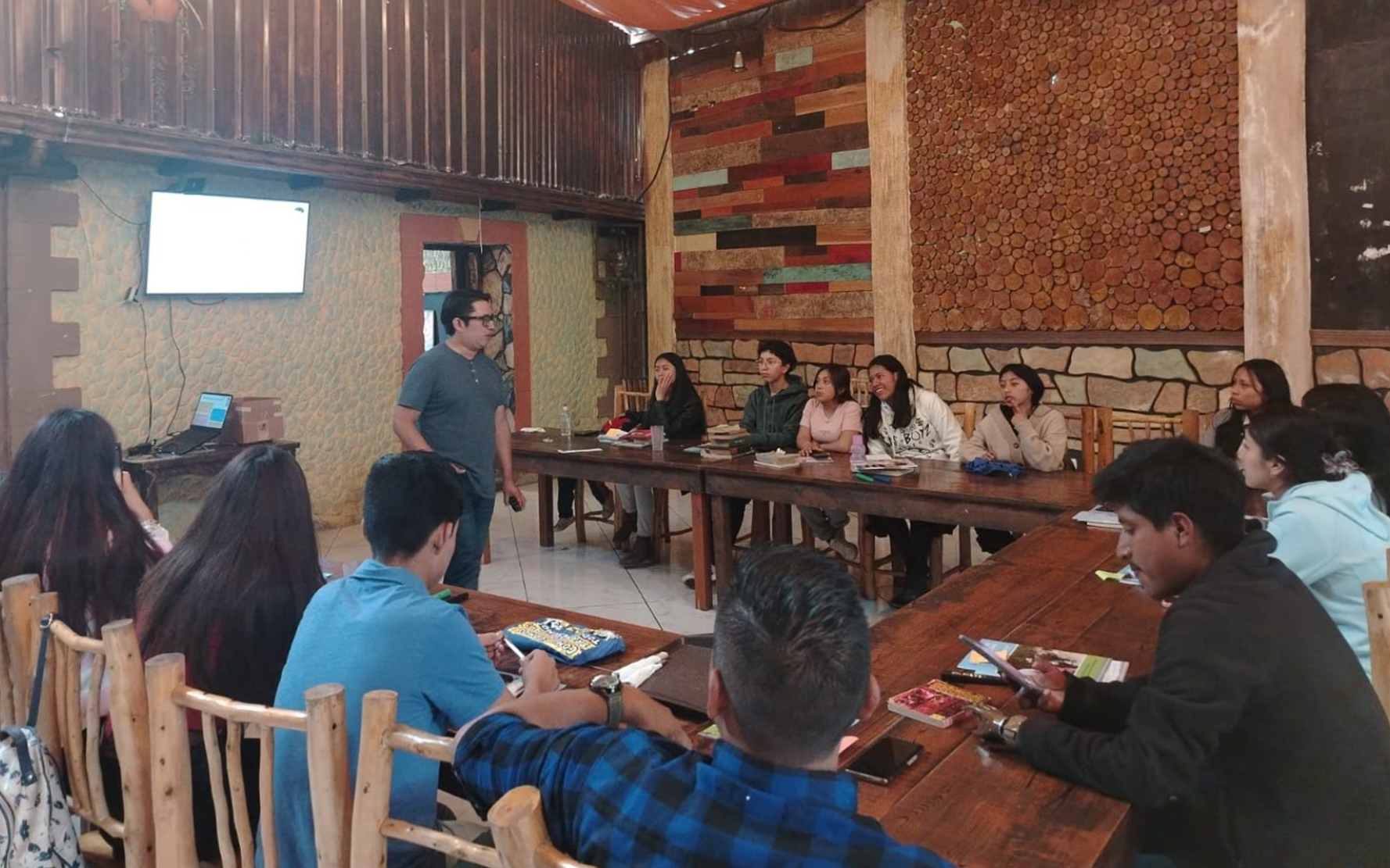Lee más sobre el artículo PAMI organiza un taller de comunicación para integrantes de la organización juvenil JLUNA de San Antonio Sacatepéquez, San Marcos