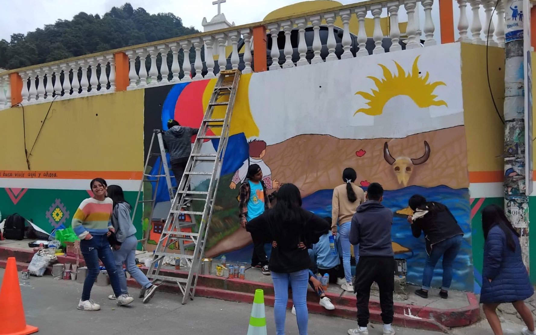En este momento estás viendo En San Martín Sacatepéquez, adolescentes y jóvenes del grupo LODISAM elaboran un mural para aprevenir la migración irregular
