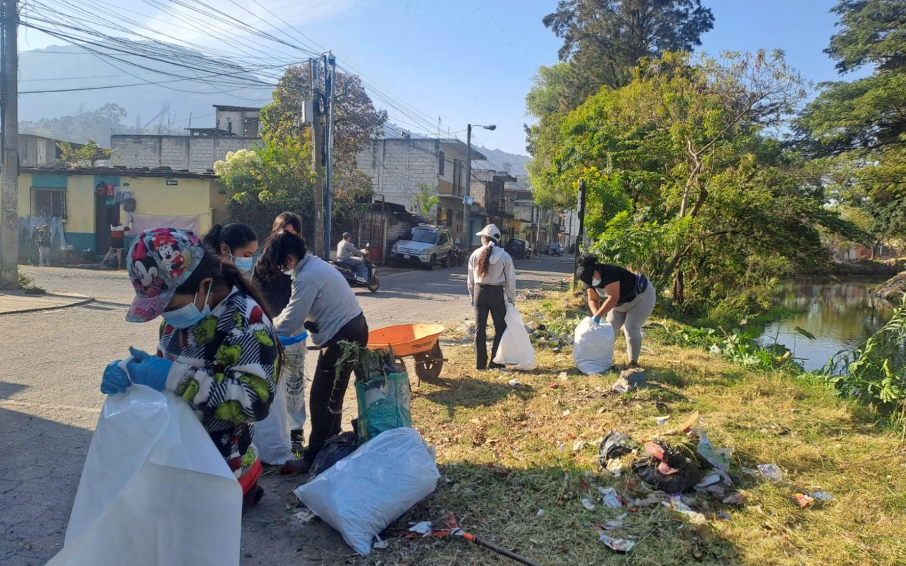 Lee más sobre el artículo Vecinos de Villas del Rio, Amatitlán, participan en jornada de limpieza de la cuenca del río Michatoya que colinda con su comunidad