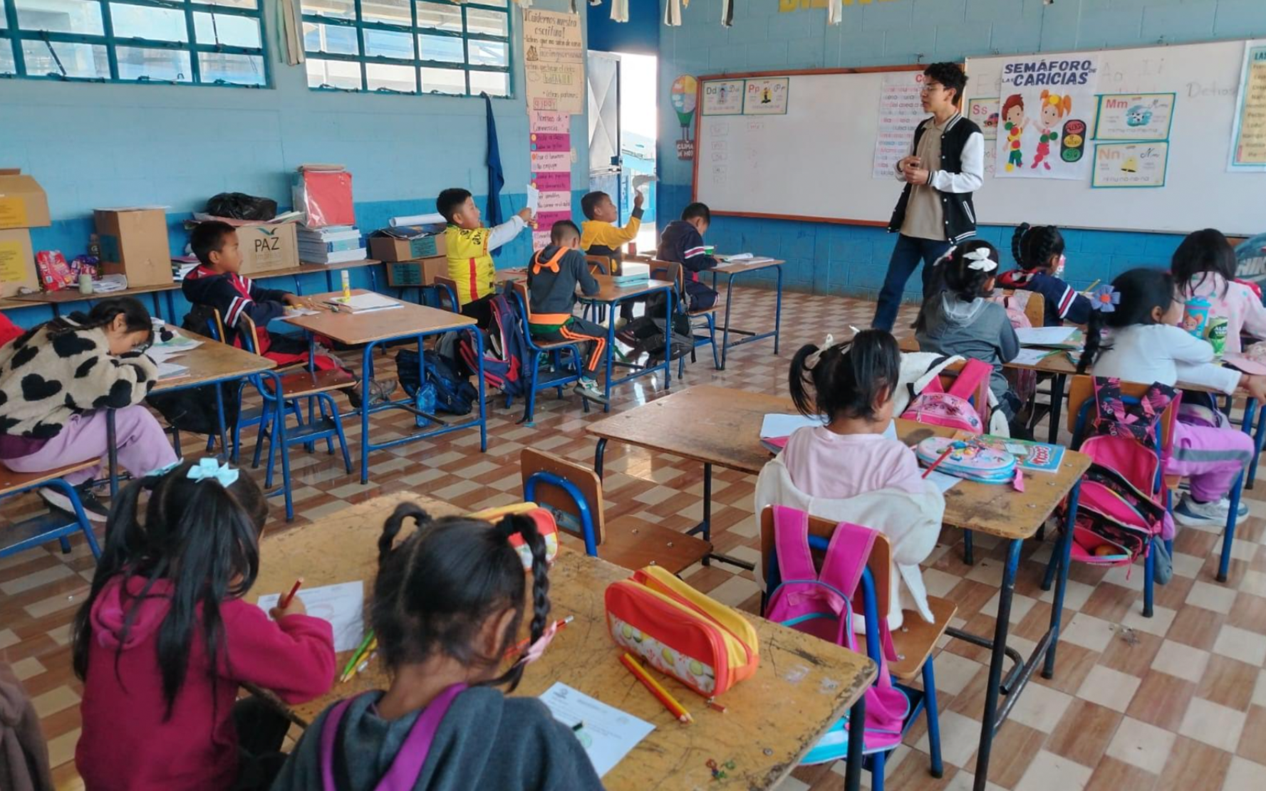 En este momento estás viendo Niñas y niños de la escuela oficial del caserío Vista Hermosa, San Antonio Sacatepéquez, San Marcos participaron en el taller “El semáforo de las caricias”