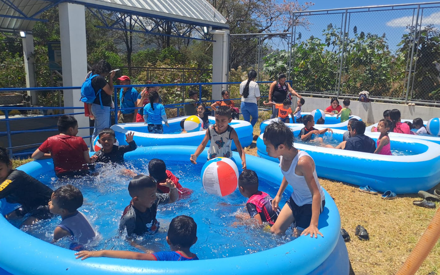 En este momento estás viendo Niñas, niños y adolescentes participan en la actividad “Mañana de Verano”, en un entorno de convivencia y protección, en la comunidad Loma Larga, Amatitlán