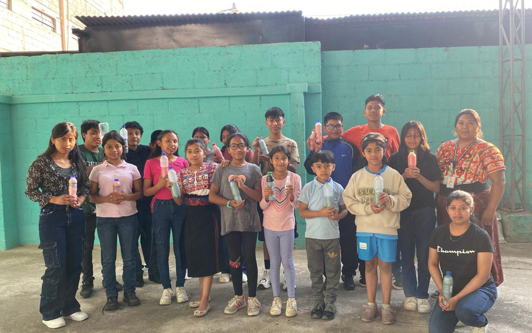 En este momento estás viendo Niñas, niños y adolescentes participan en taller sobre elaboración de champú anticaspa de romero y canela, en el Centro de Desarrollo Integral, de PAMI