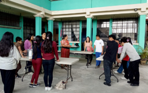 Lee más sobre el artículo En Panajachel, Sololá, estudiantes de los programas de becas y tutorías de PAMI, participan en un taller de cocina práctico