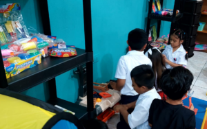 Lee más sobre el artículo PAMI realiza donación de material de juego a sala lúdica de la biblioteca municipal de Panajachel, Sololá