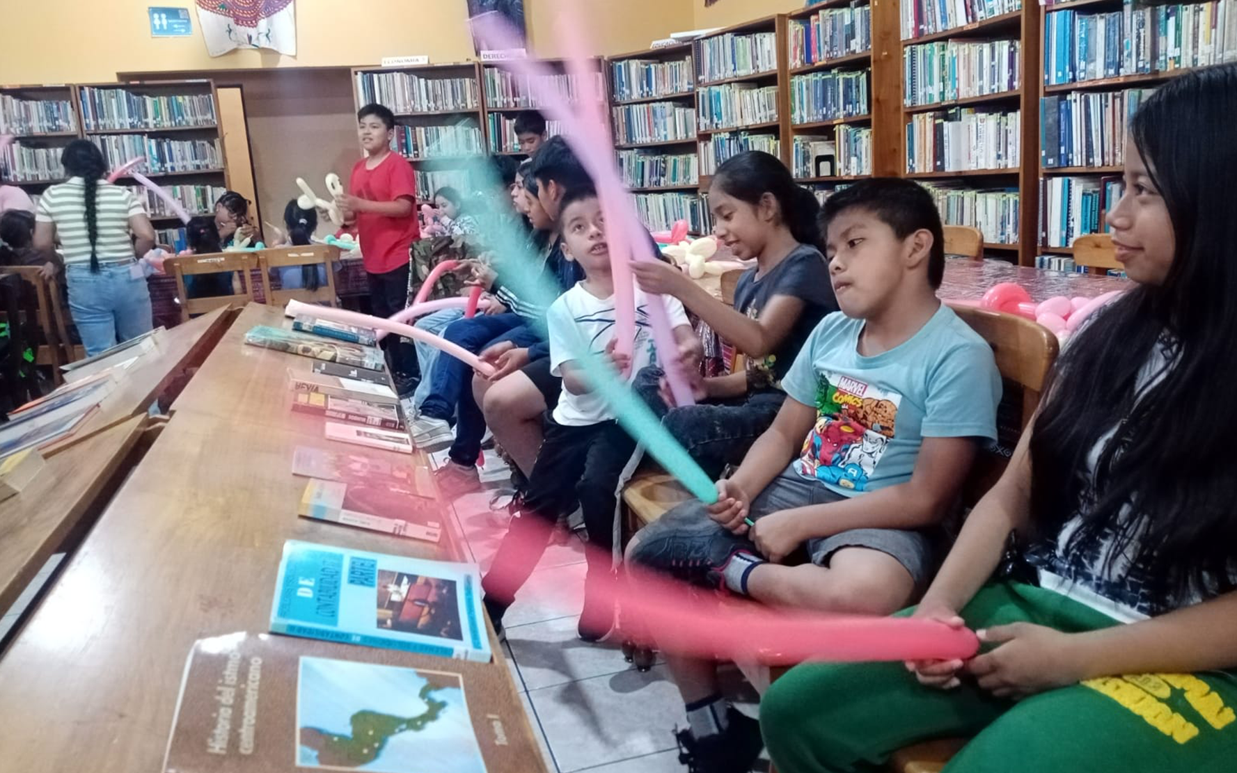 En este momento estás viendo Municipalidad de Panajachel y PAMI impulsan la creatividad juvenil con Taller de Globoflexia