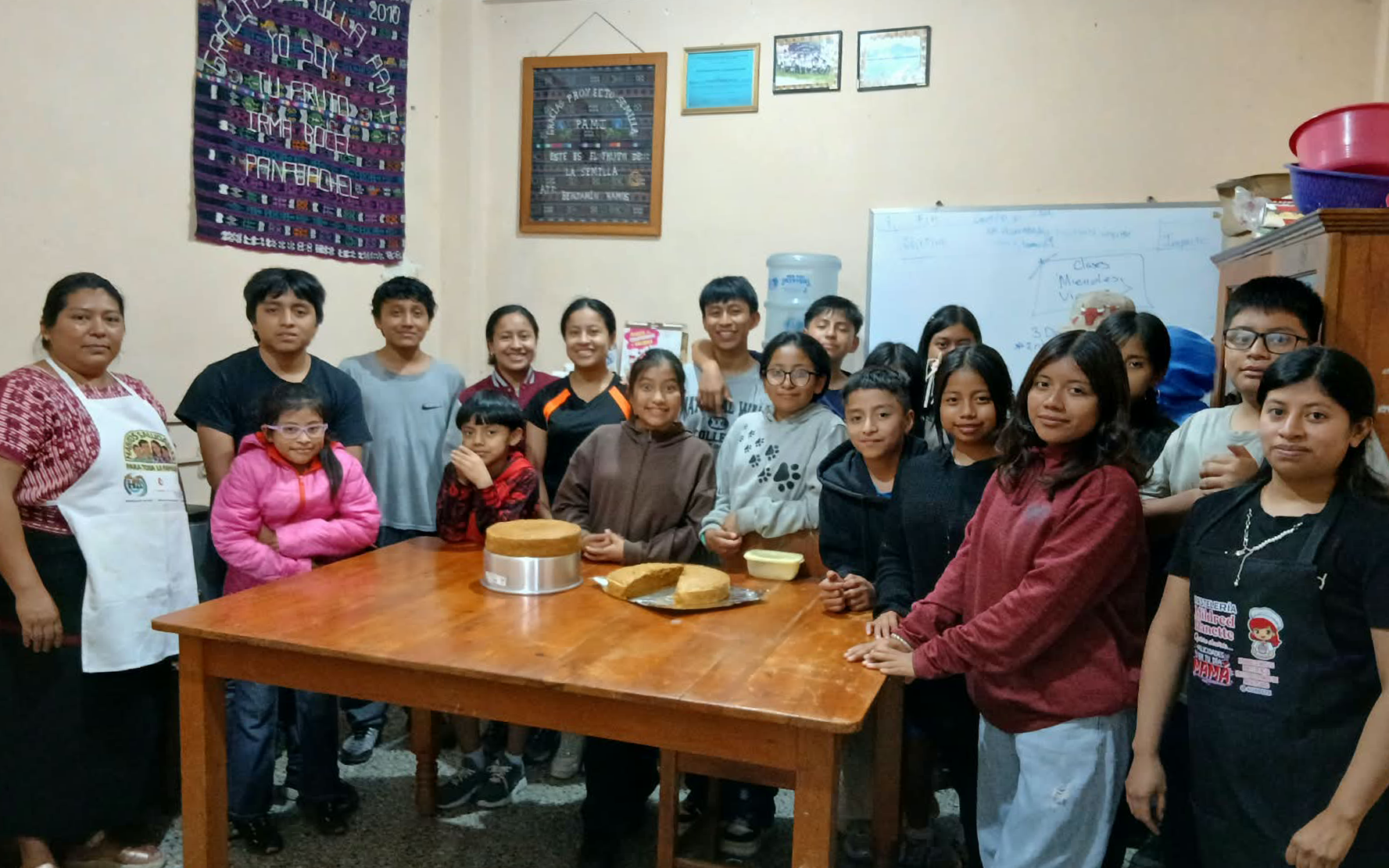En este momento estás viendo Taller productivo de preparación de pan de zanahoria fortalece habilidades para el futuro de la niñez y juventud en Panajachel